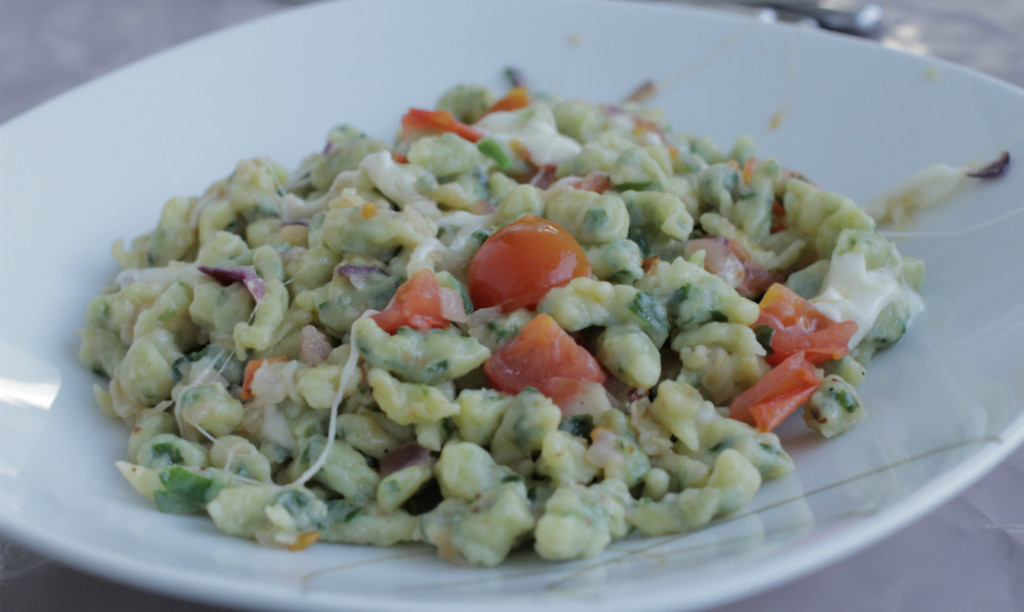 Bärlauch-Spätzle mit Tomate-Mozzarella - Mofroshi